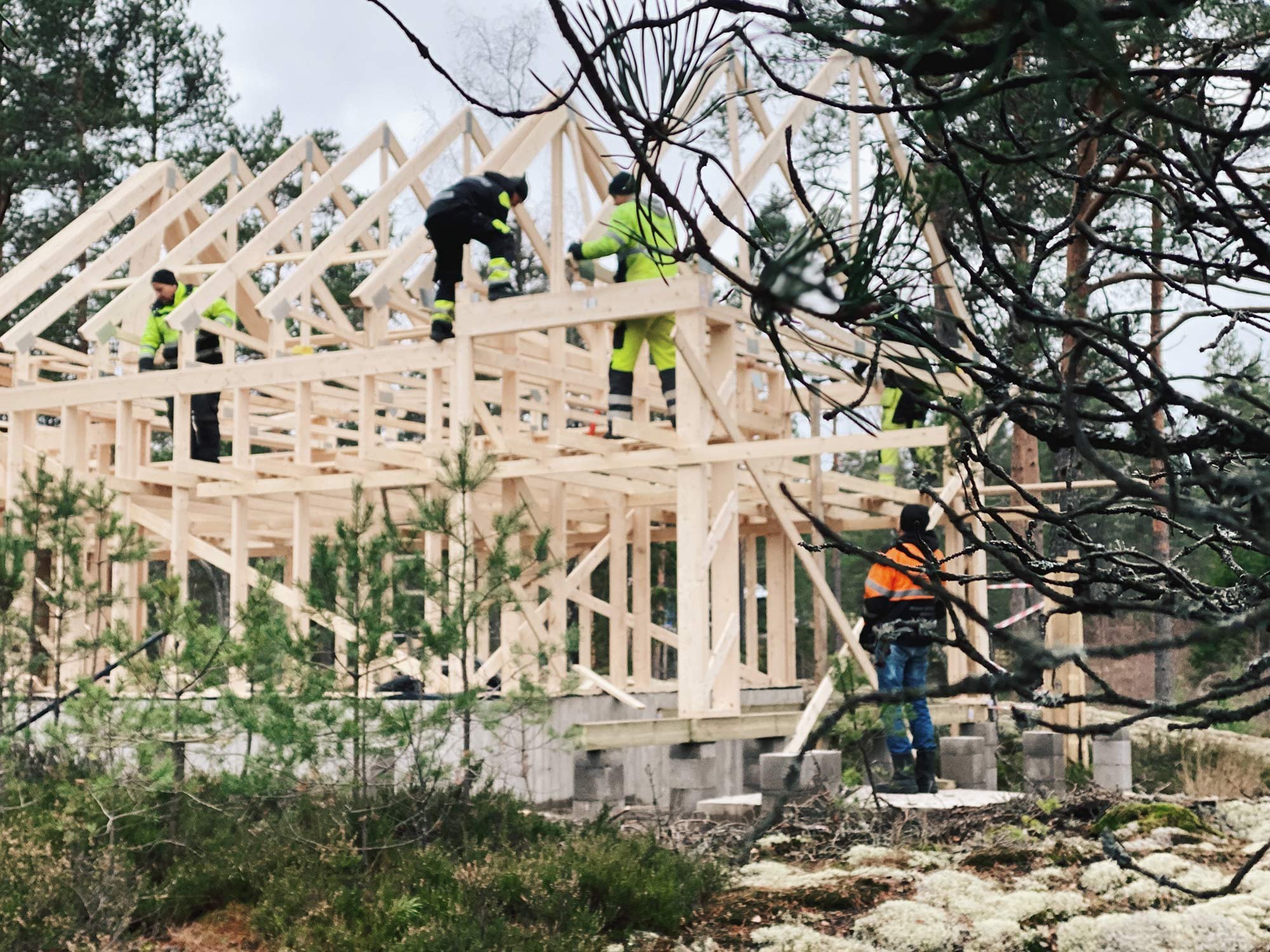 Building-up-the-frame-and-roof-of-the-house-(10)