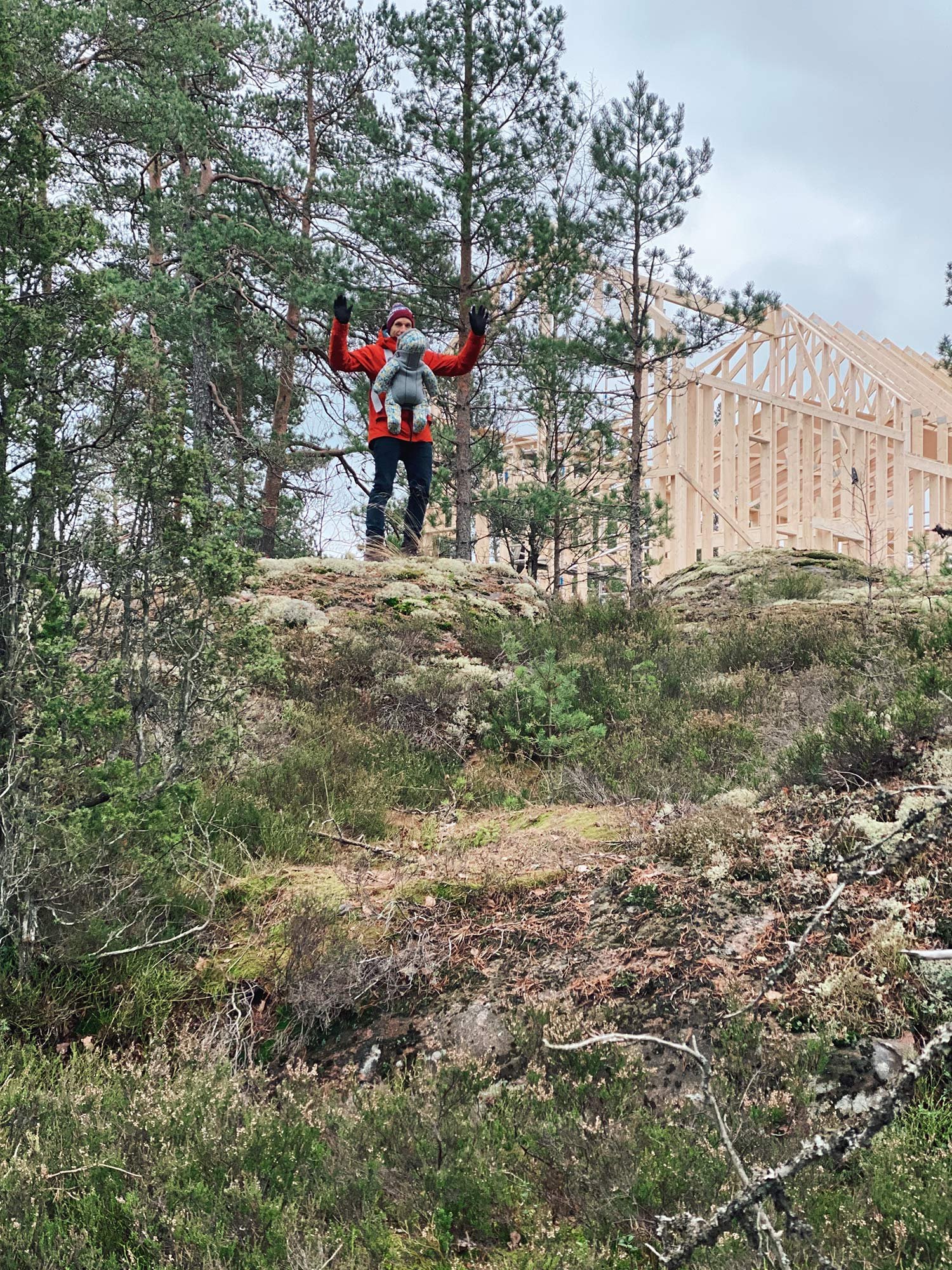 Building-up-the-frame-and-roof-of-the-house-(3)