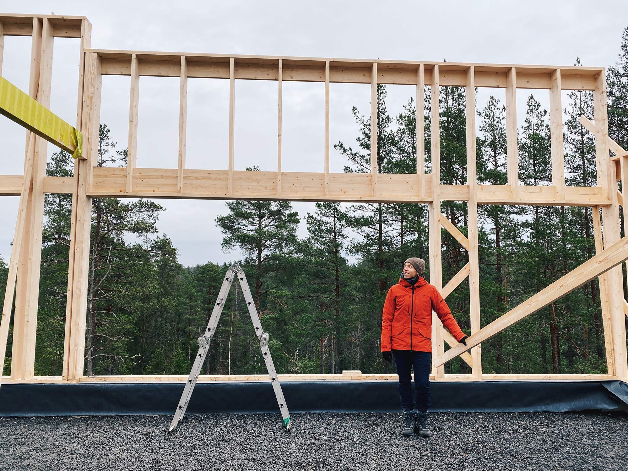 Building-up-the-frame-and-roof-of-the-house-(4)