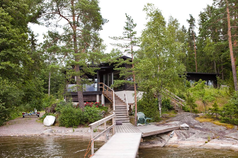 moderni huvila ja saunatupa